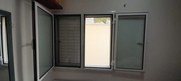 janela com vidro antirruído